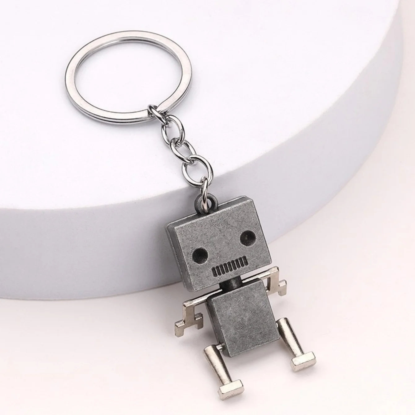 Creative Movable Robot Keychain Retro Simple Cute Cartoon Pendant Keychain Chain 1pc
